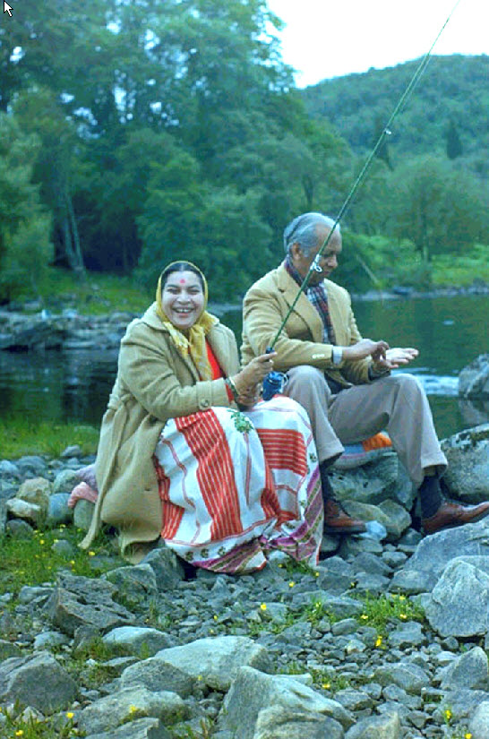 Shri Mataji und Ihr mann beim Fischen. Manchmal hängt man auch am richtigen Haken.